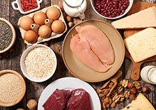 Choose good quality proteins by following the order of “Beans, fish, meat and eggs”. Protein products should account for 18% of daily nutrition. During selection, vegetable proteins from beans are superior to animal proteins such as fish, meat and eggs. 